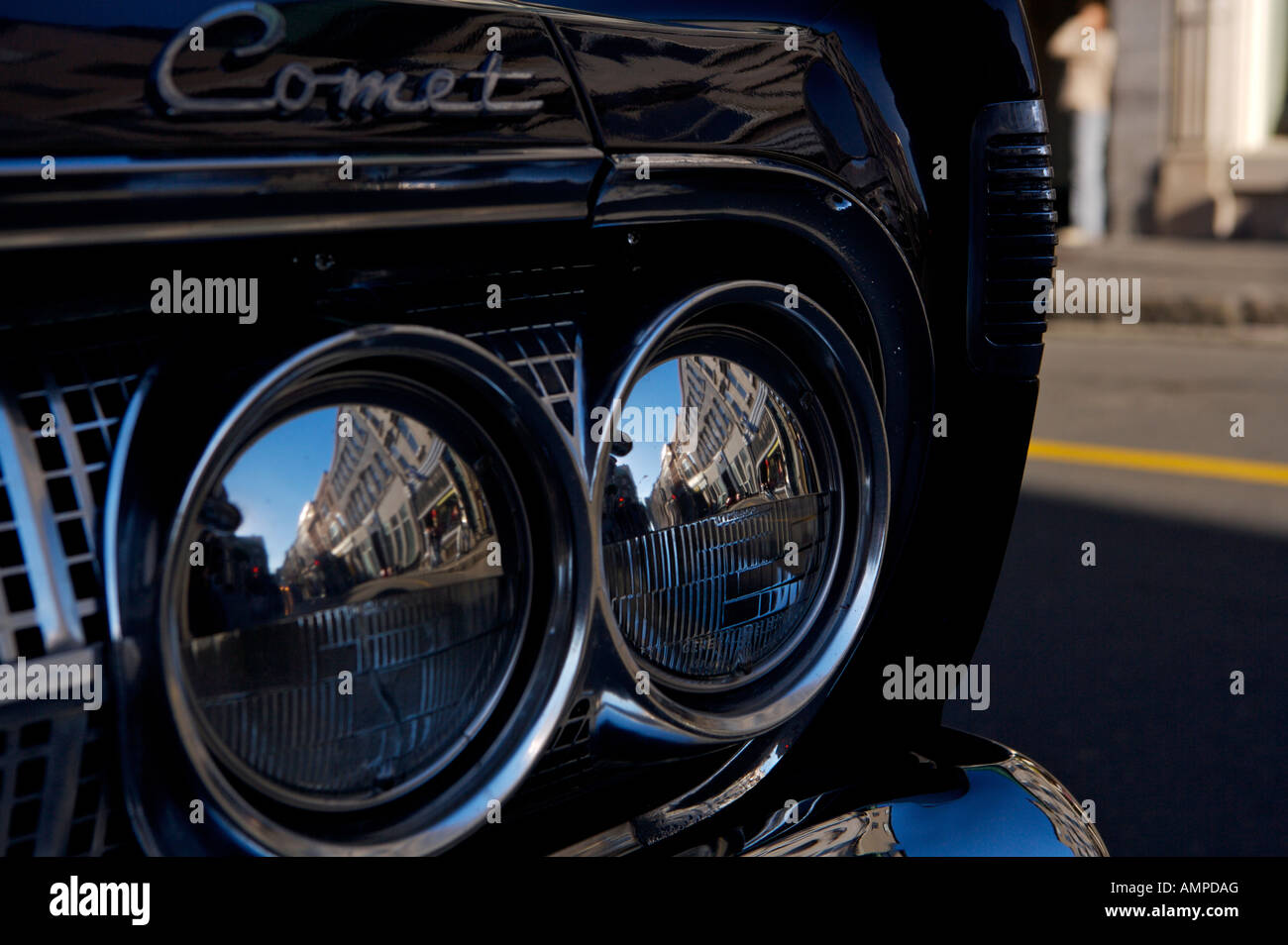 Straße Reflexionen im Scheinwerferlicht eines alten geparkt Mercury Comet Caliente entlang der Cote De La Fabrique in alten Quebec, Kanada Stockfoto