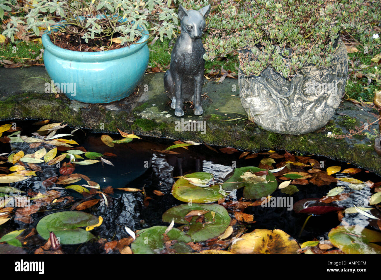 Ornament der Katze Garten neben Garten-Teich Stockfoto