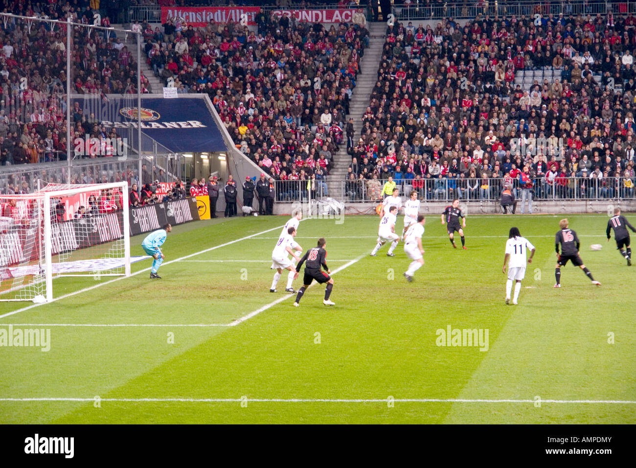 Bayern München Fußball Stadion Allianz Arena in der Nacht Spiel für den UEFA-Pokal 08 11 2007 FC Bayern Muenchen Bolton Wande Stockfoto