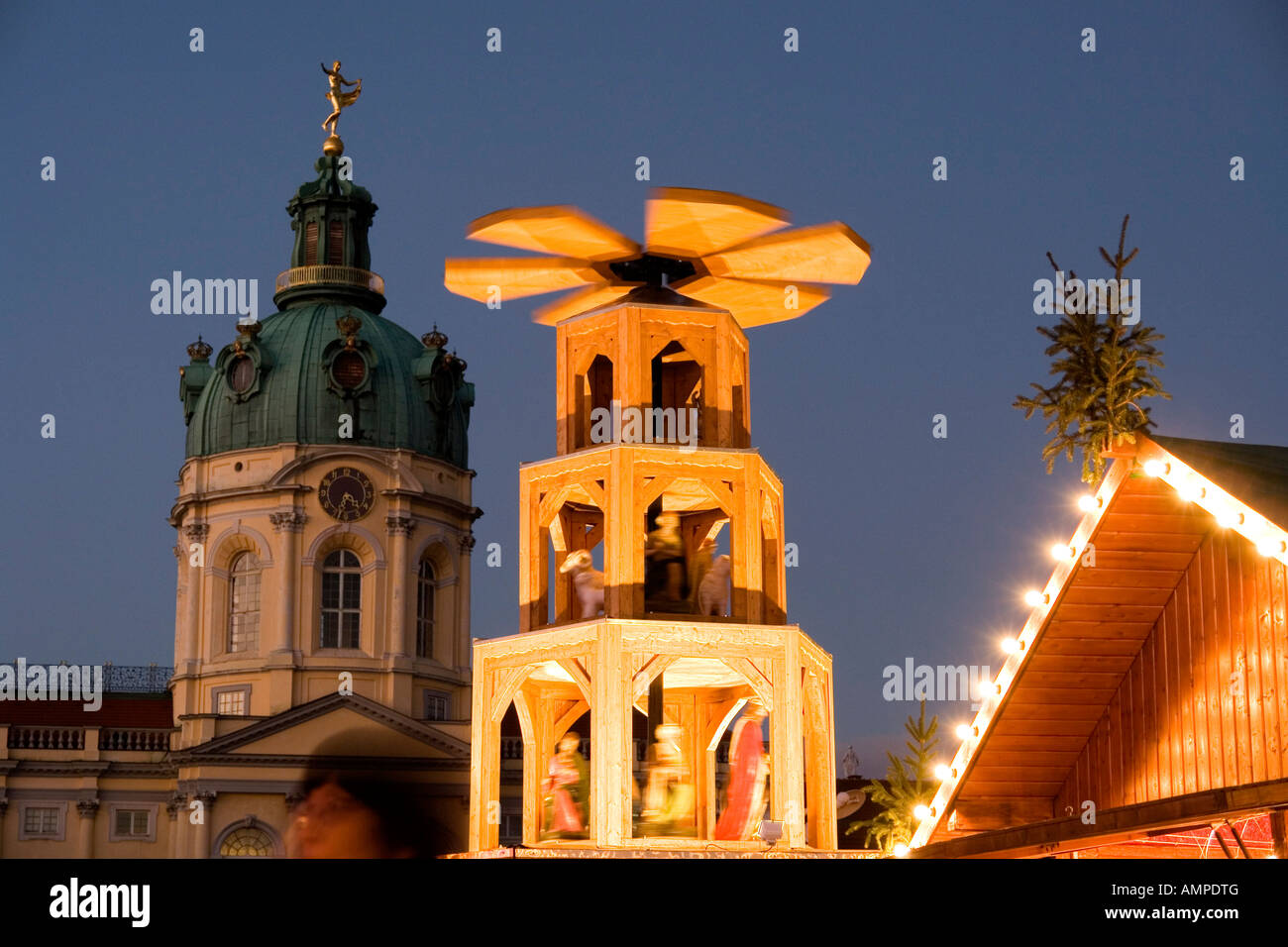 Weihnachtsmarkt vor dem Charlottenburger Schloss die Sommerresidenz der preußischen Könige von 1695 bis 1713 erbaut Stockfoto