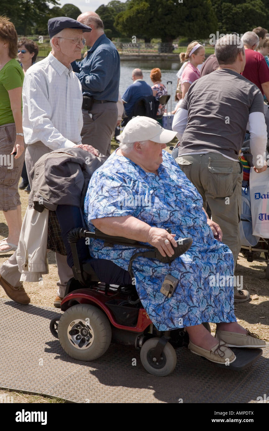 behinderte Frau auf Motorroller an der Hampton Court Flower Show UK Stockfoto