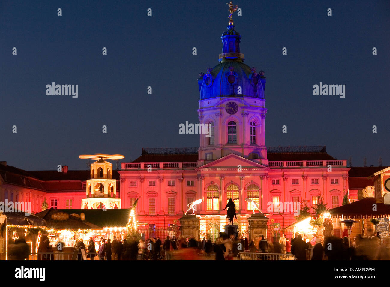 beleuchtete Schloss Charlottenburg die Sommerresidenz der preußischen Könige von 1695 bis 1713 erbaut Stockfoto