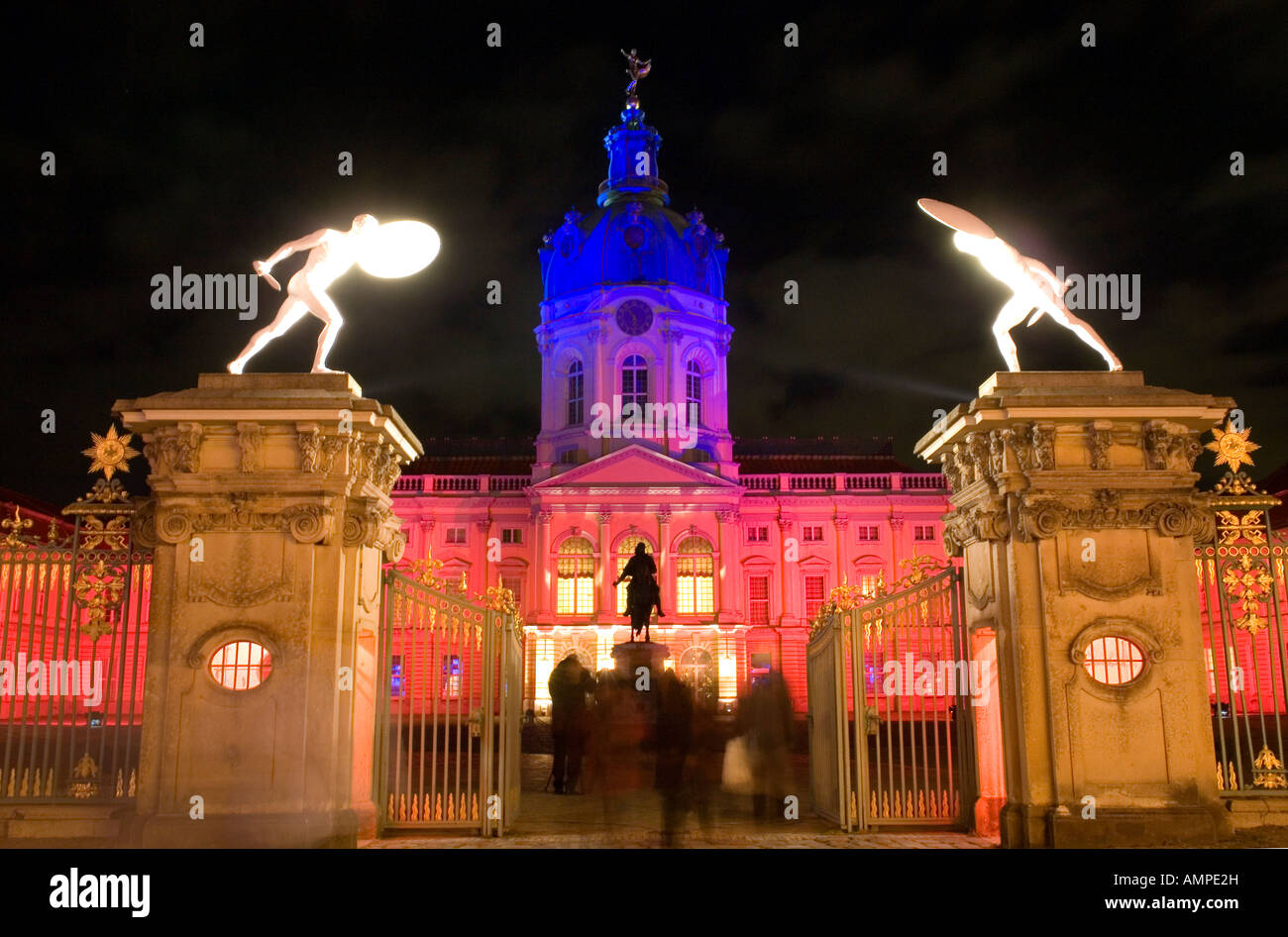 Berlin das beleuchtete Schloss Charlottenburg die Sommerresidenz der preußischen Könige von 1695 bis 1713 das Tor gebaut Stockfoto