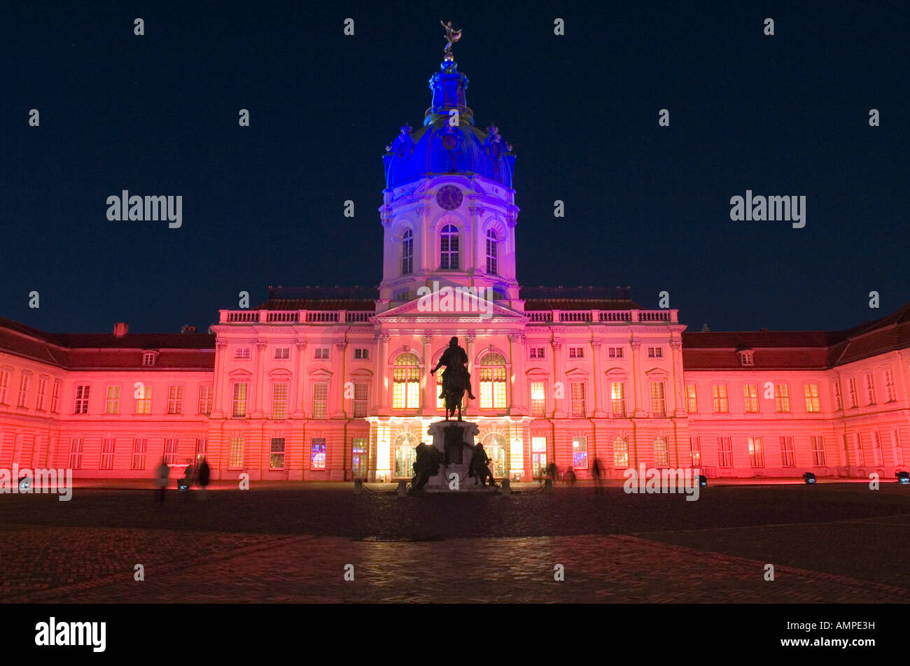Deutschland Hauptstadt Berlin das beleuchtete Schloss Charlottenburg die Sommerresidenz der preußischen Könige von 1695 bis 1713 erbaut Stockfoto