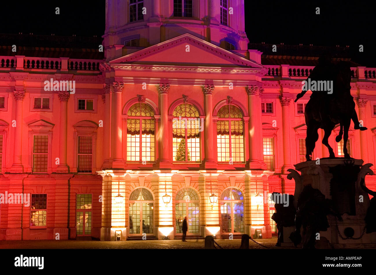 Das beleuchtete Schloss Charlottenburg Berlin die Sommerresidenz der preußischen Könige von 1695 bis 1713 erbaut Stockfoto