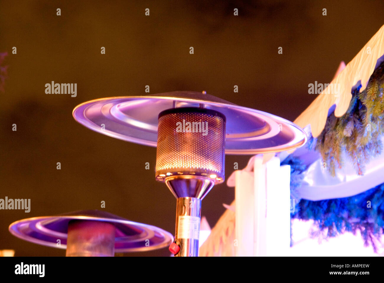 Berlin der erste Weihnachtsmarkt am Luisen-Platz in Charlottenburg Palast im Freienheizung neben den Ständen Stockfoto