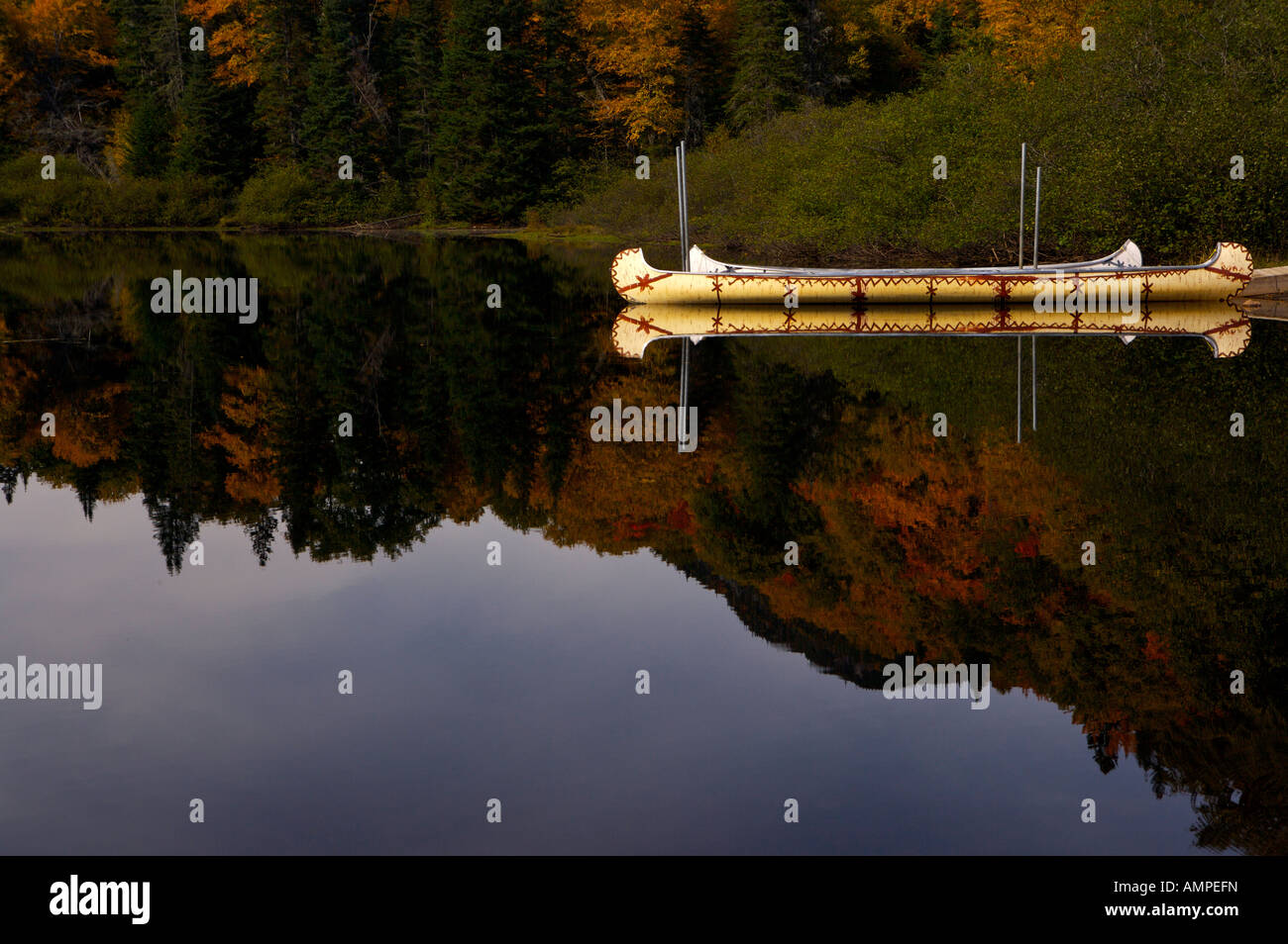 Kanu in der Nähe von La Pont Blanc, Brücke, Riviere Jacques-Cartier, Jacques Cartier Fluß im Parc De La Jacques-Cartier, Quebec, Kanada. Stockfoto