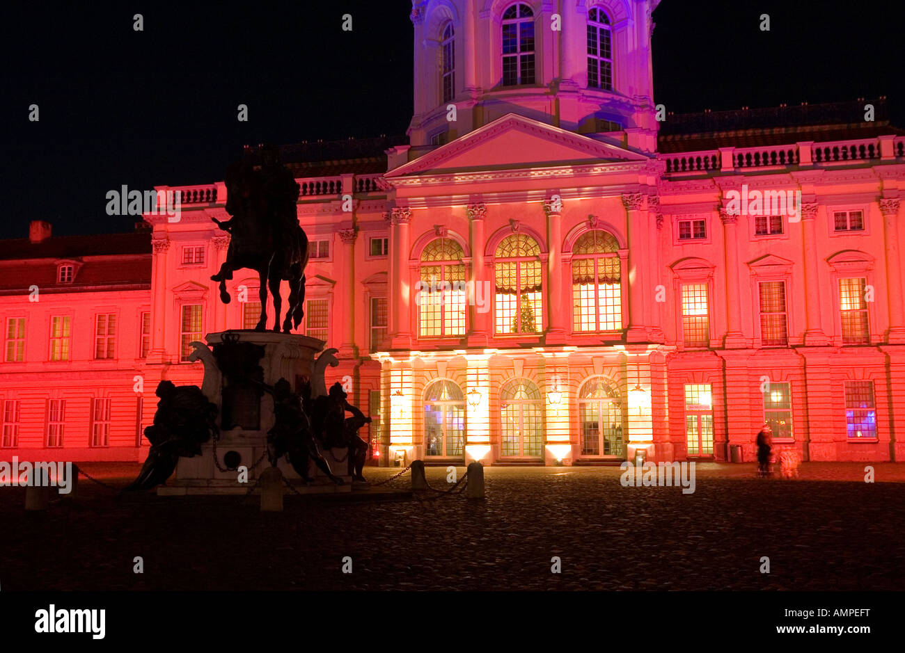 Hauptstadt Berlin das beleuchtete Schloss Charlottenburg die Sommerresidenz der preußischen Könige von 1695 bis 1713 erbaut Stockfoto