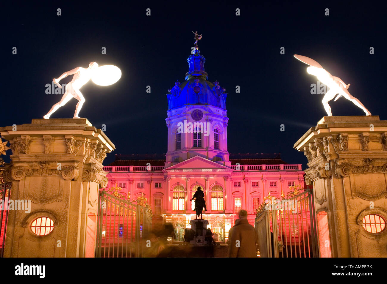 Berlin das beleuchtete Schloss Charlottenburg die Sommerresidenz der preußischen Könige von 1695 bis 1713 das Tor gebaut Stockfoto