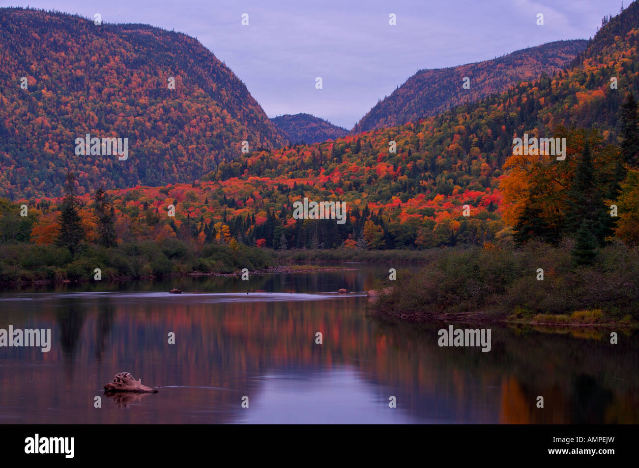 Riviere Jacques-Cartier, Jacques Cartier Fluss bei Sonnenuntergang im Parc De La Jacques-Cartier, Quebec, Kanada. Stockfoto