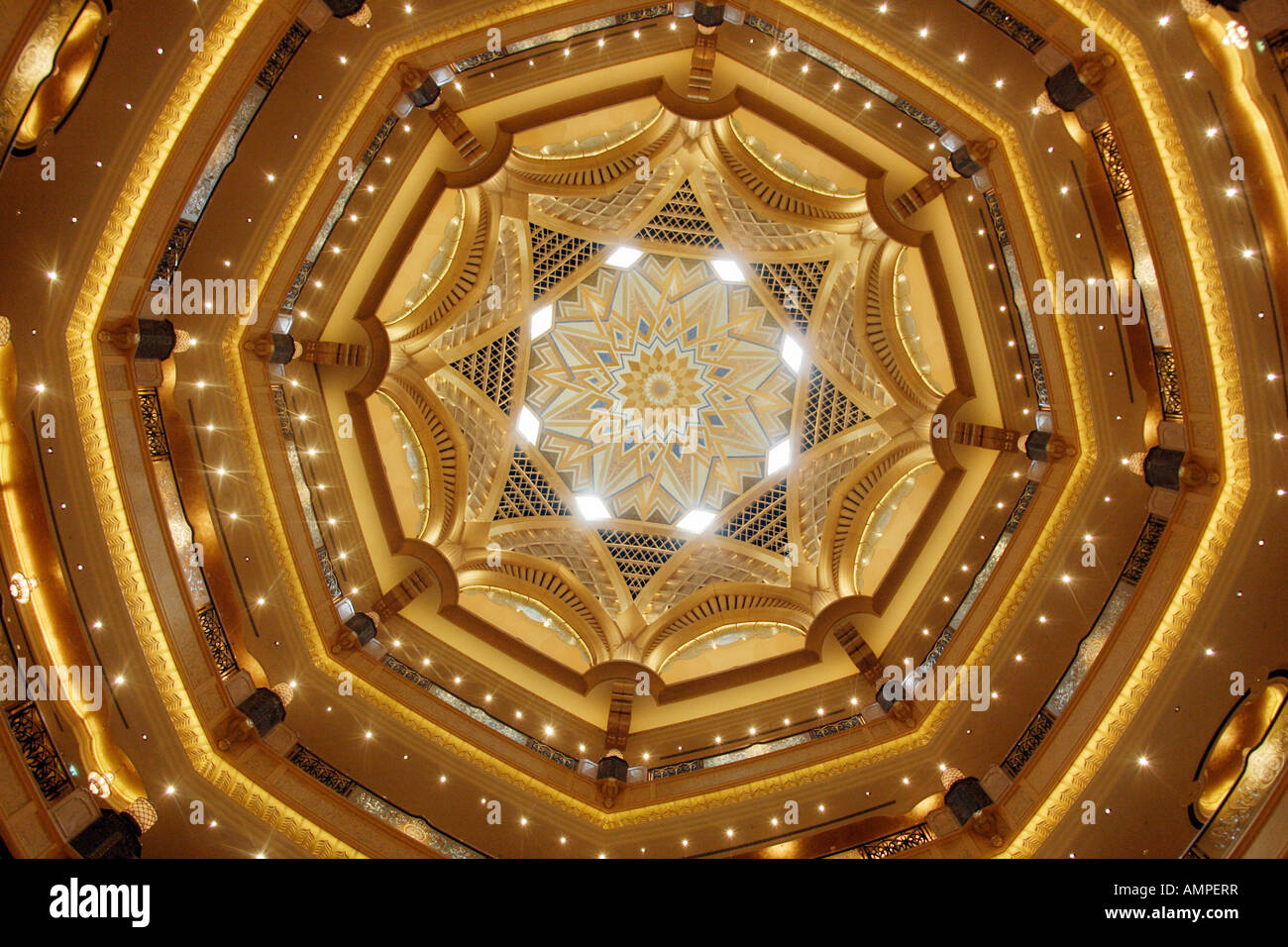 Kuppel über der Lobby des Emirates Palace, Abu Dhabi, Vereinigte Arabische Emirate Stockfoto