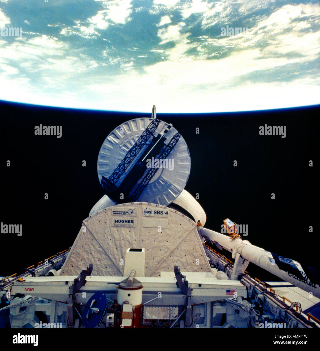 Ansicht von Syncom IV-4 (Leasat 4) nach der Bereitstellung über die Nutzlast des Space Shuttle Discovery vom 27. August 1985 Stockfoto