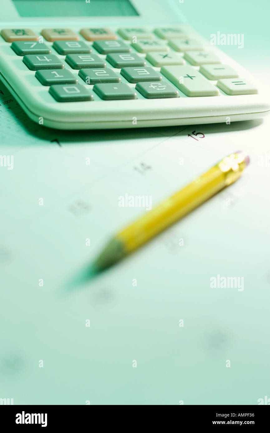 Taschenrechner und Bleistift auf Kalender Stockfoto