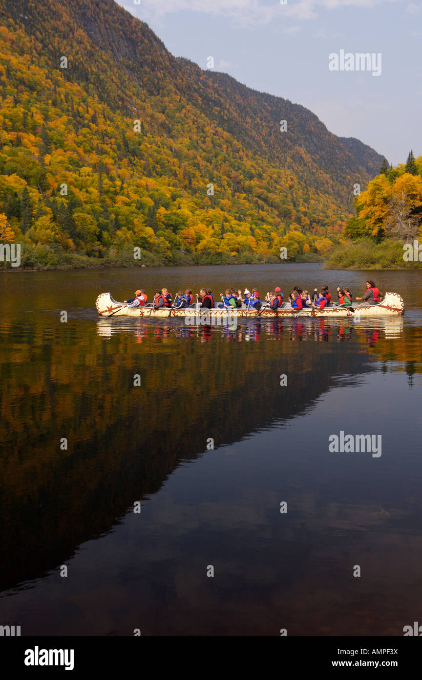 Gruppe von Schulkindern in einem Kanu auf Riviere Jacques-Cartier, Quebec, Kanada. Stockfoto