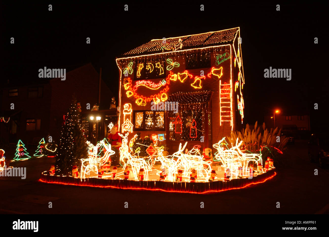 Ein Wohnhaus mit Weihnachtsbeleuchtung geschmückt Stockfoto