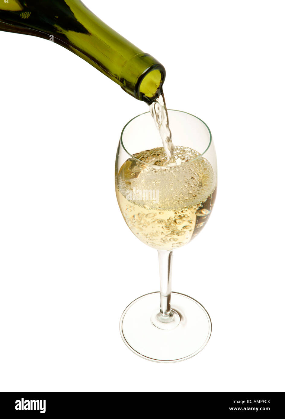 Weißwein in ein Glas gießen Stockfoto