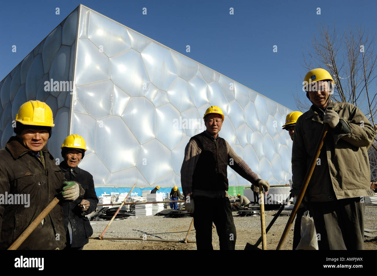 Chinesische Arbeiter auf der Baustelle des National Swimming Center für die Olympischen Spiele 2008 15. Dezember 2007 Stockfoto