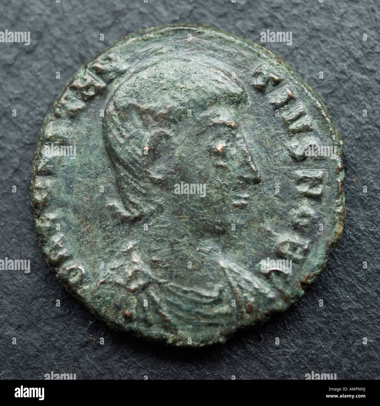 Römische Münze Bronze. Constantinus II Stockfoto