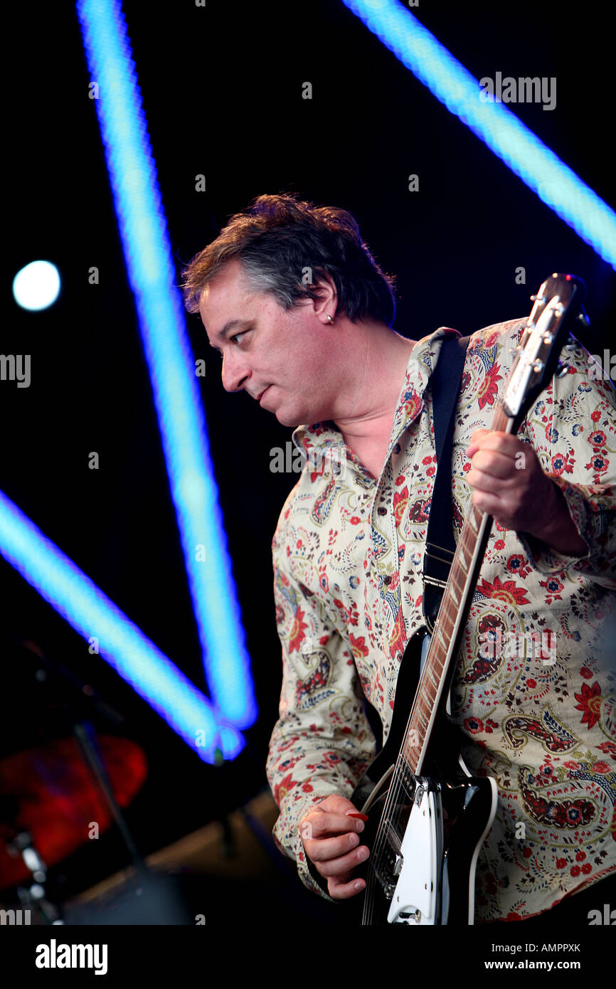 Peter Buck von REM (REM) auf der Bühne mit Robyn Hitchcock und die Venus 3 Stockfoto