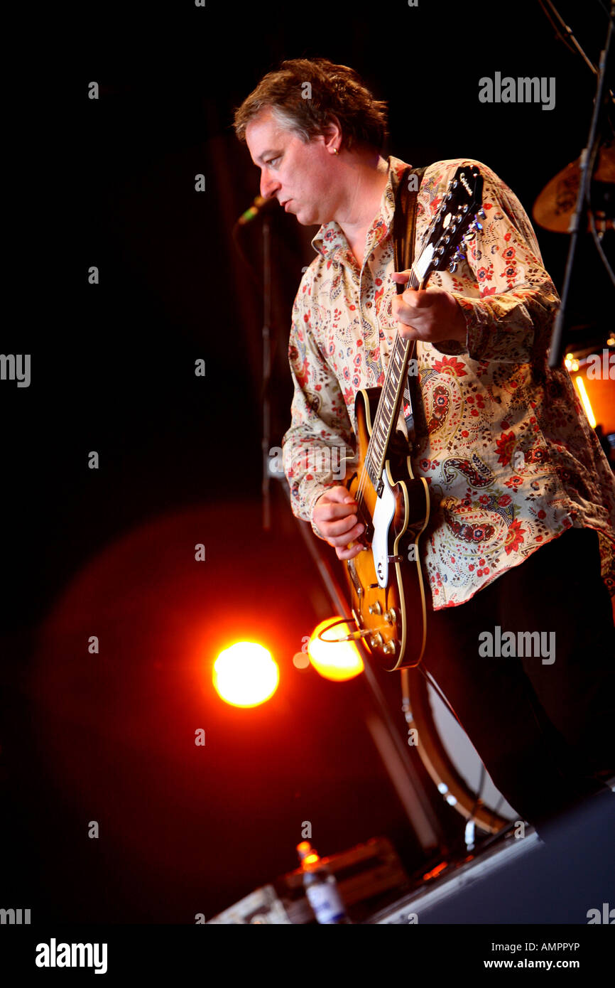 Peter Buck von REM (REM) auf der Bühne mit Robyn Hitchcock und die Venus 3 Stockfoto