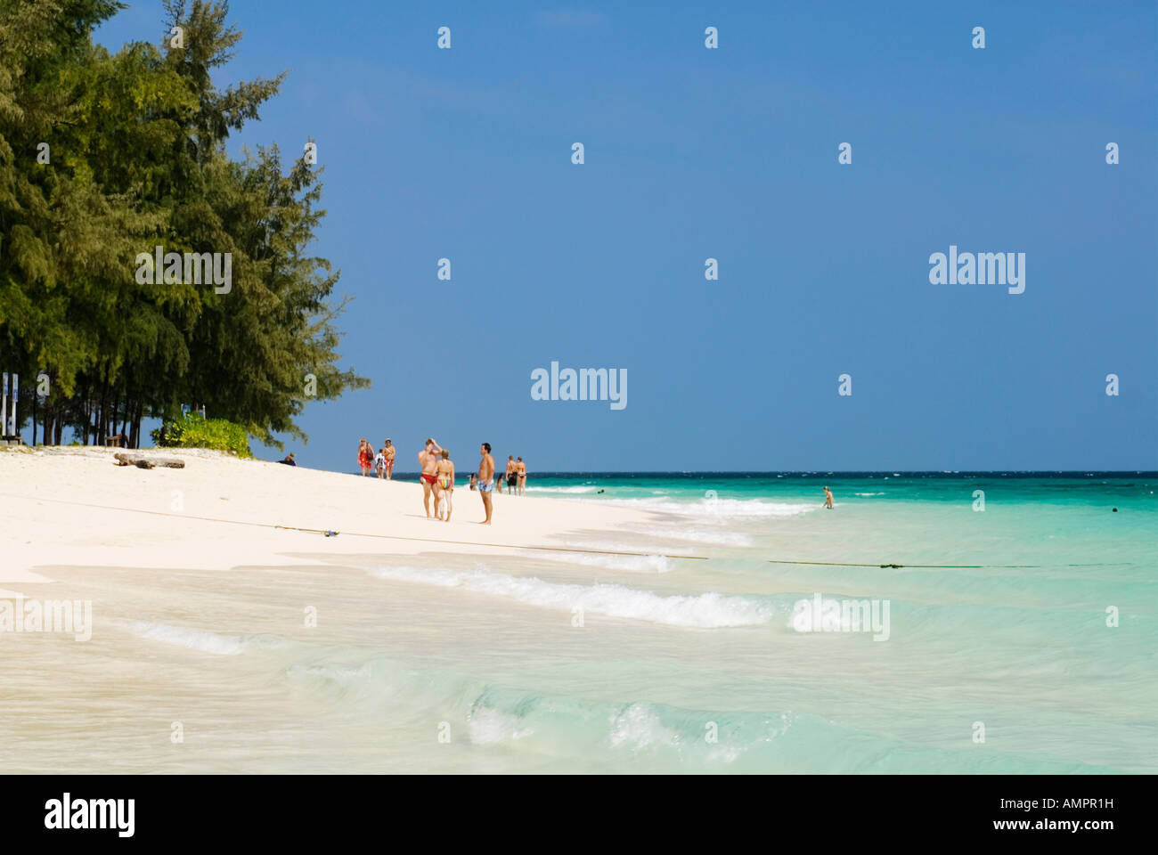 Kho Phi Phi-Krabi Thailand Menschen am Strand von Bambus Insel Mai Phai Andamanensee Stockfoto