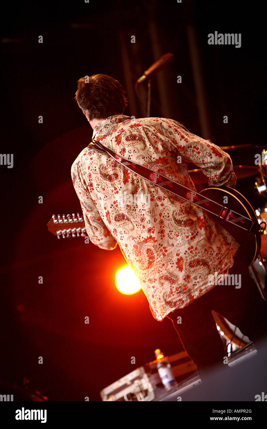 Peter Buck von REM (REM) auf der Bühne mit Robyn Hitchcock und die Venus 3 Stockfoto