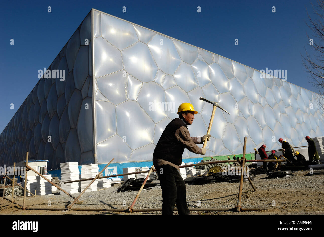 Arbeiter arbeiten auf der Baustelle des National Swimming Center für Peking 2008 Olympische Spiele 15 Dez 2007 Stockfoto