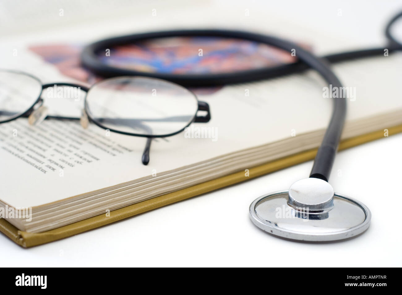 Stethoskop und Gläser auf ein medizinisches Buch Stockfoto