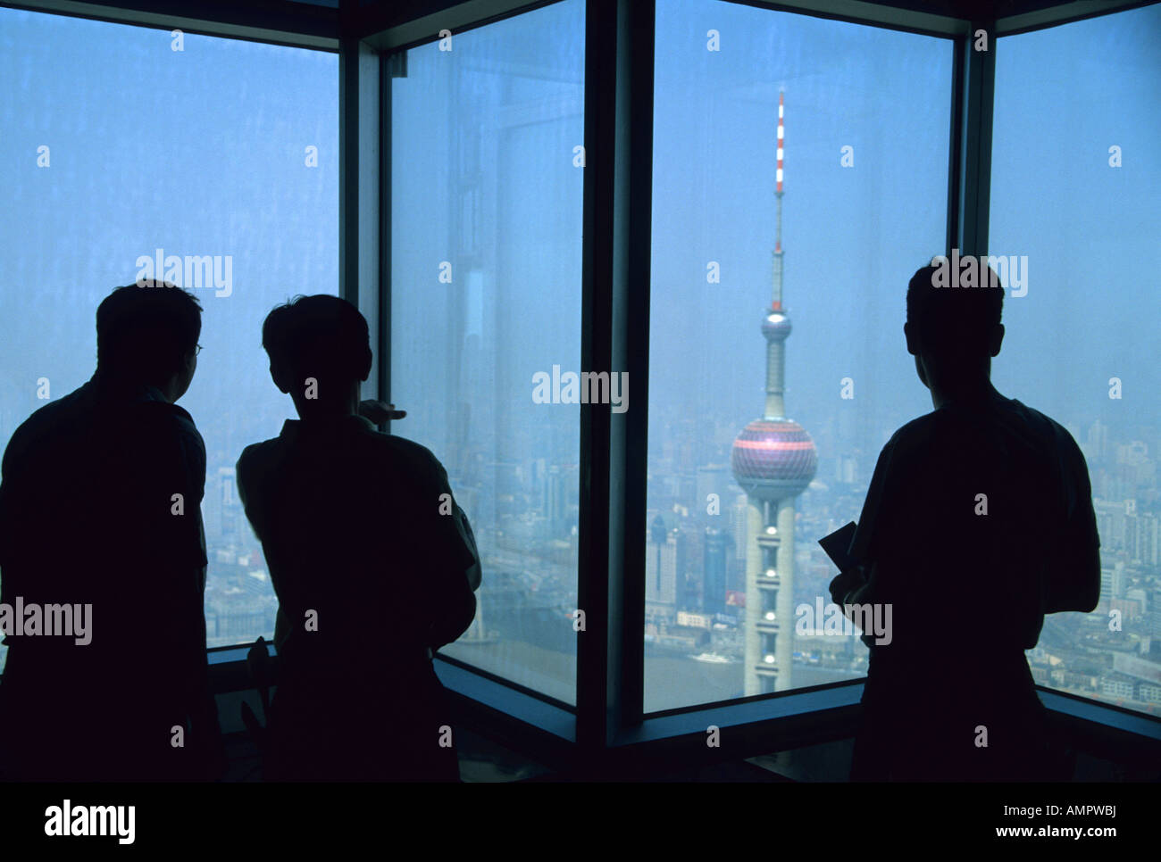 Shanghai-Blick vom Jin Mao Building Aussichtsplattform in Pudong mit Orient Pearl TV Tower im Vordergrund Stockfoto