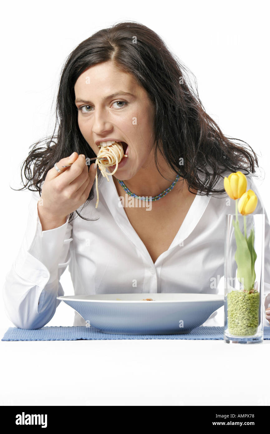 Junge Frau Essen Schüssel Spaghetti mit Gabel, Porträt Stockfoto