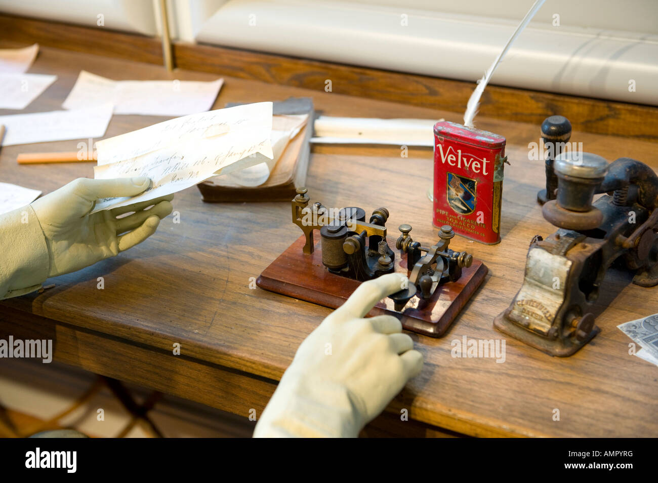 Morse-Code Telegraph Maschine mit Reihe von Punkte und Striche Stockfoto