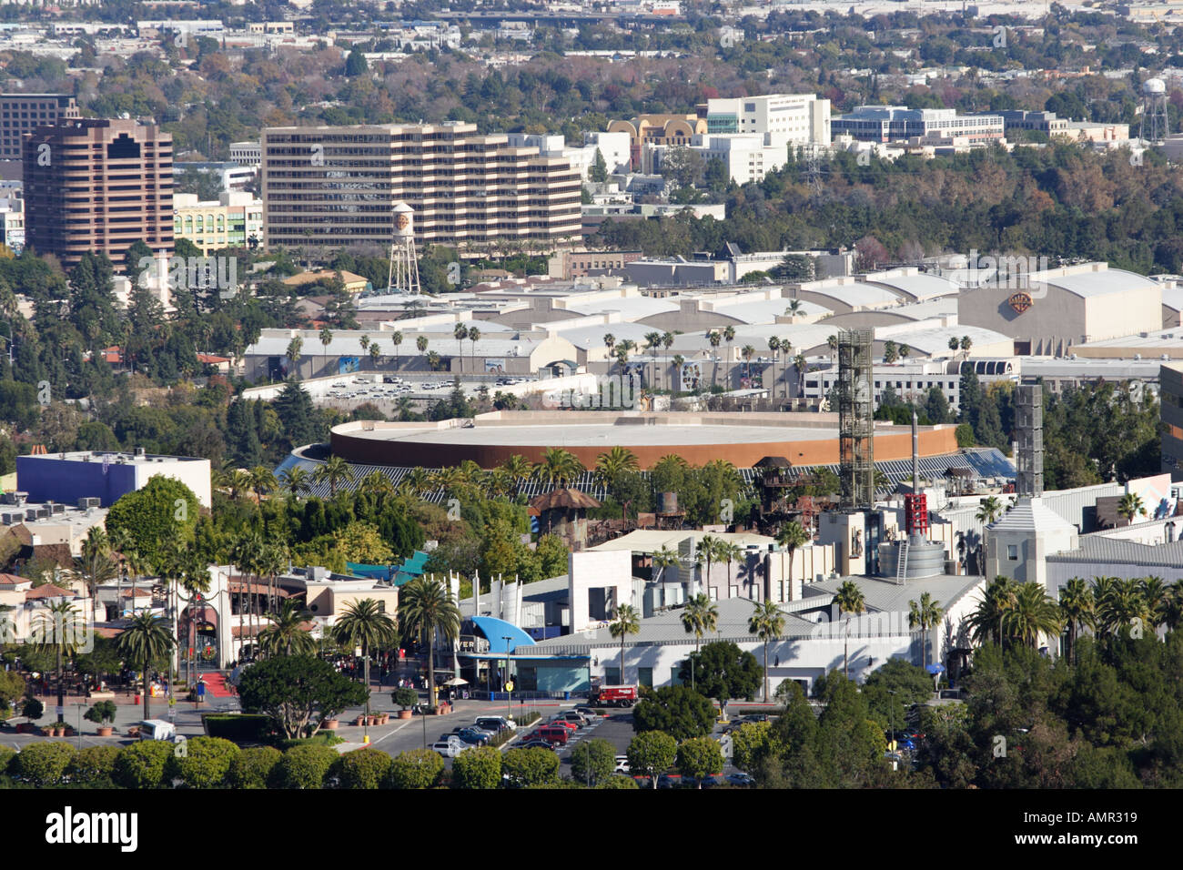 Aerial View Universal Studios Vordergrund Warner Brothers Studio hinter Universal Studio City Burbank California USA Stockfoto