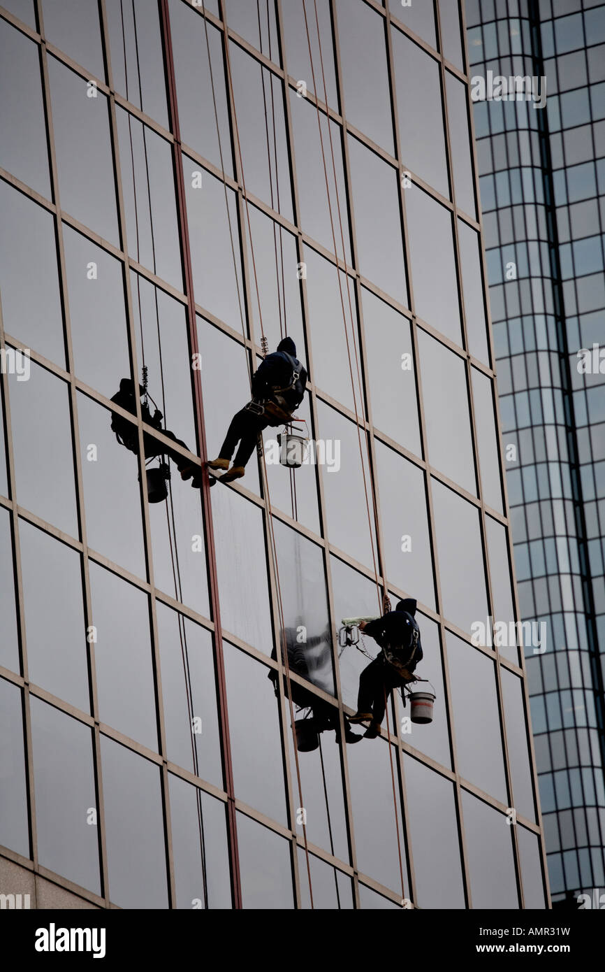 Unkenntlich zu zweit Fensterputzen auf einem Boston-Wolkenkratzer Stockfoto