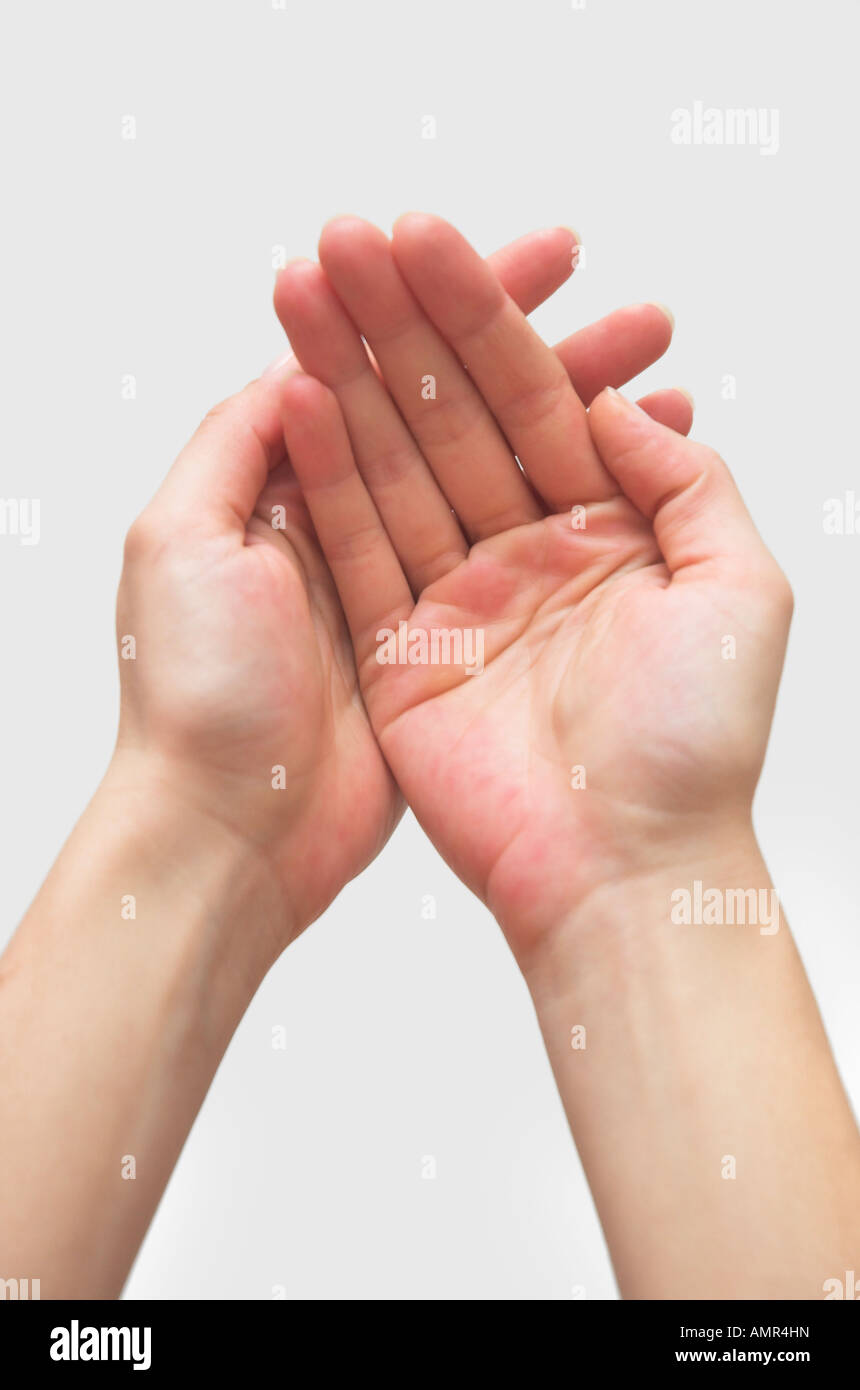 Frau in der Hand aus der hohlen Hand hautnah Stockfoto