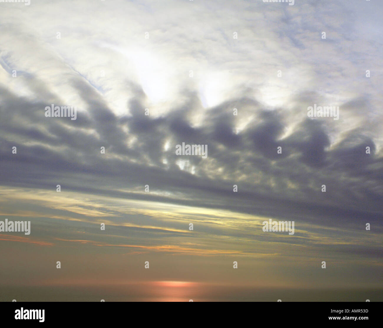 Alto Cumulus Wolkenbildung bei Sonnenuntergang Dämmerung Dawn Sonnenaufgang Stockfoto