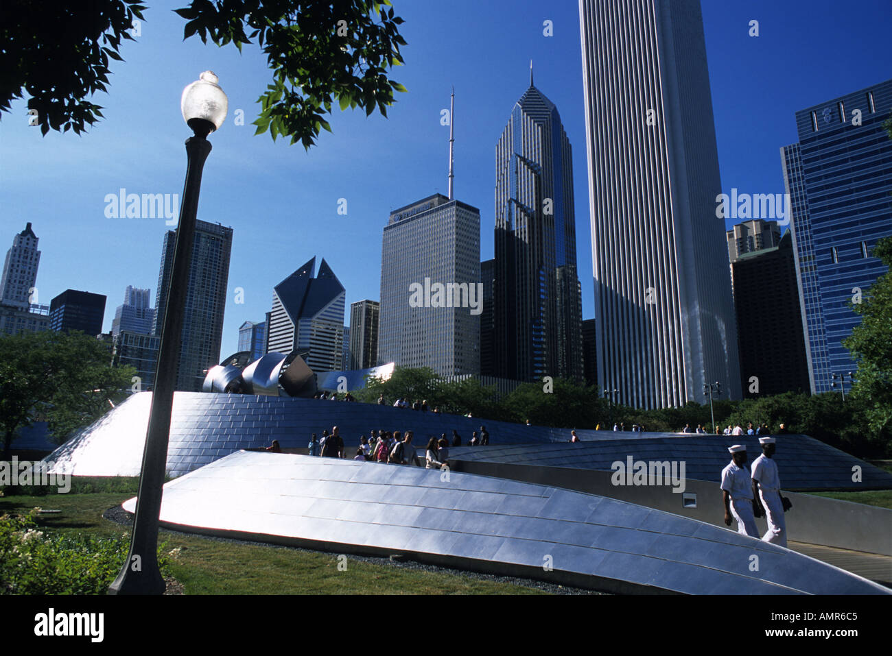 Menschen zu Fuß auf den Frank Gehry entworfen Fussgängerzone Brücke zum Millennium Park und der South Michigan Avenue Chicago Stockfoto