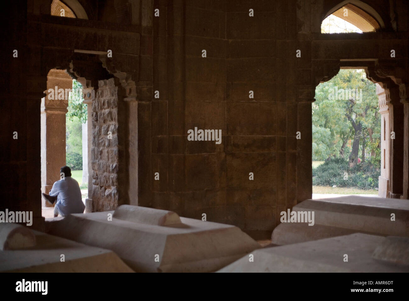 Ein Mann in das Grab von Mohammed Shah in Lodhi Gärten New Delhi Indien Stockfoto