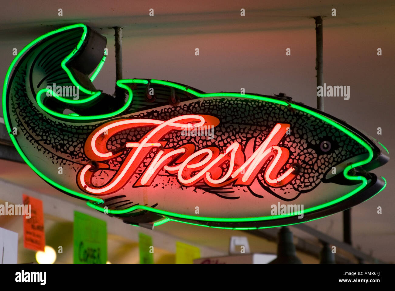 Neon grün rosa-Lachs Fisch Zeichen in Seattles Pikes Market Stockfoto