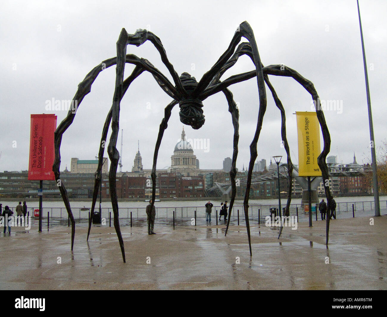 US-amerikanische Bildhauerin Louise Bourgeois enorme 35 Fuß hoch Spinne außerhalb der Tate modern Stockfoto