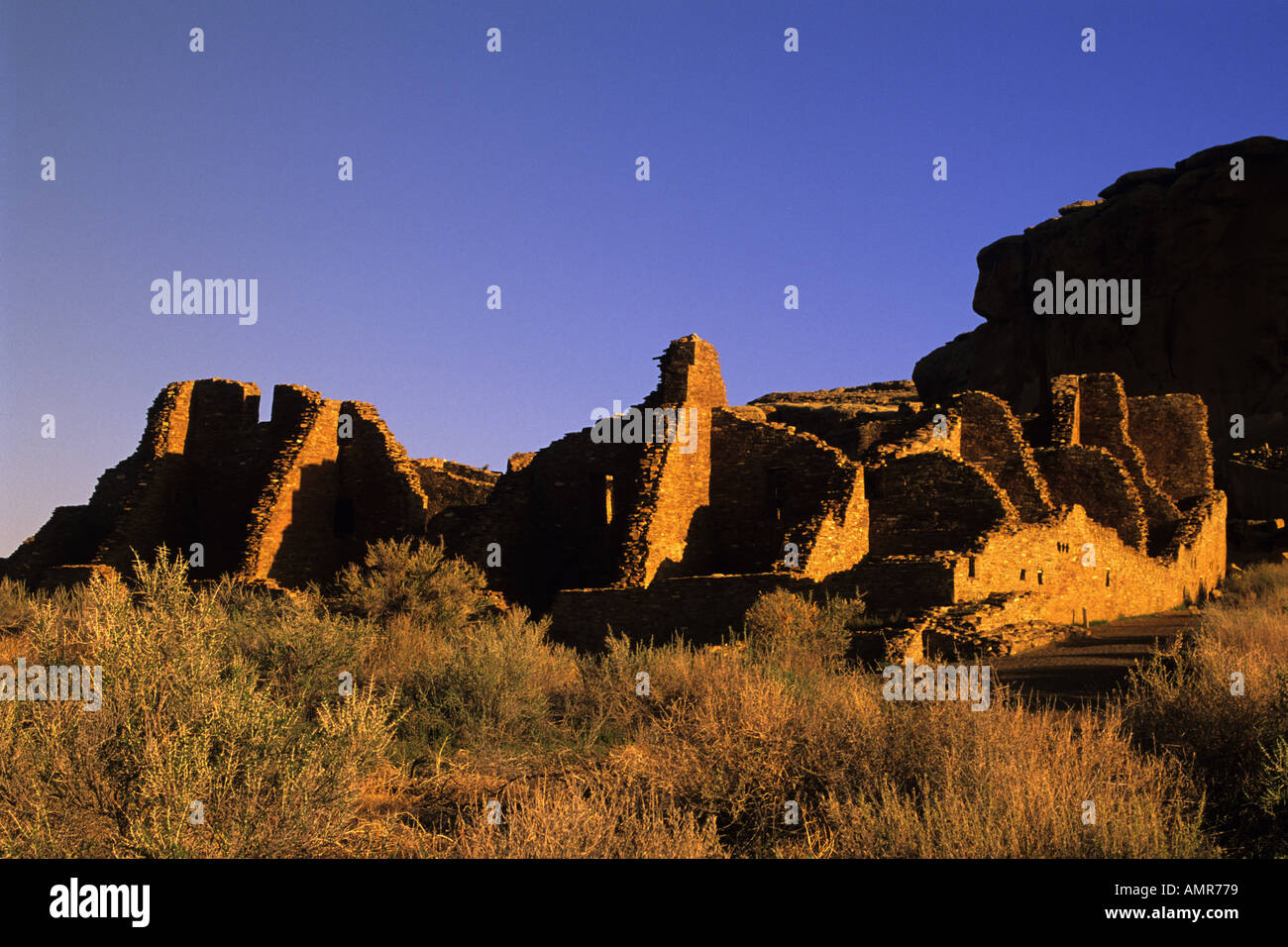 Die Seite des Pueblo Bonito im Chaco National Historical Park bei Sonnenaufgang New Mexico Stockfoto