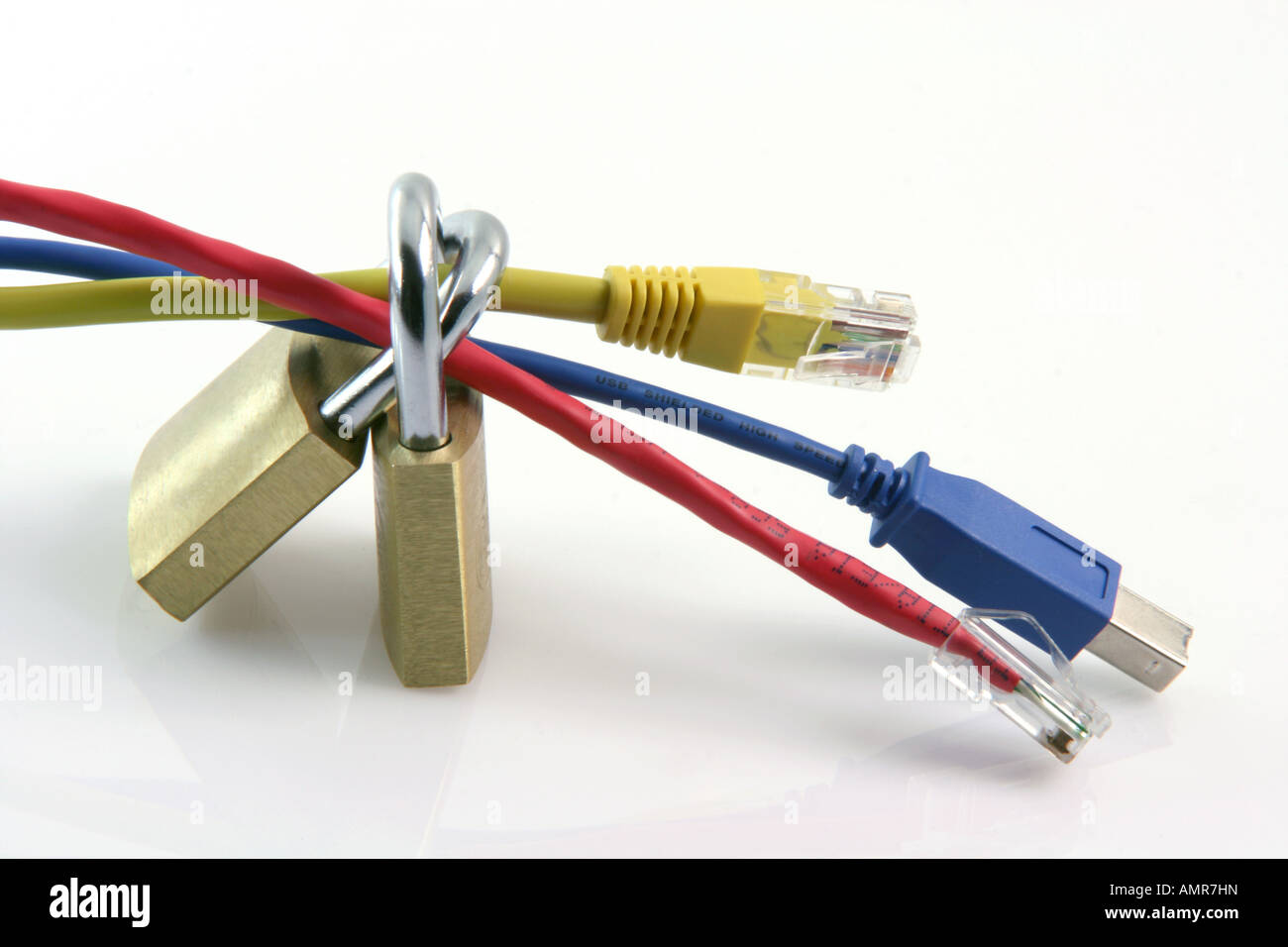 Computer im Netzwerk-Verbindungen sichere Datenübertragung Konzept mit zwei seriell Kabel rot und gelb und blau Usb und zwei gesperrten Padló Stockfoto