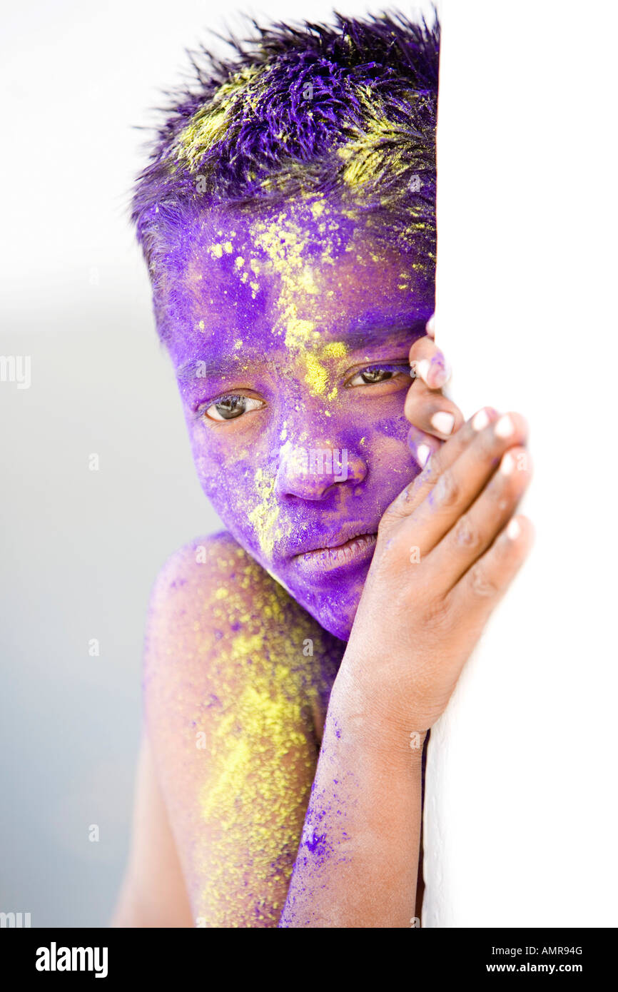 Indischer Junge mit Farbpulver Pigment bedeckt Stockfoto