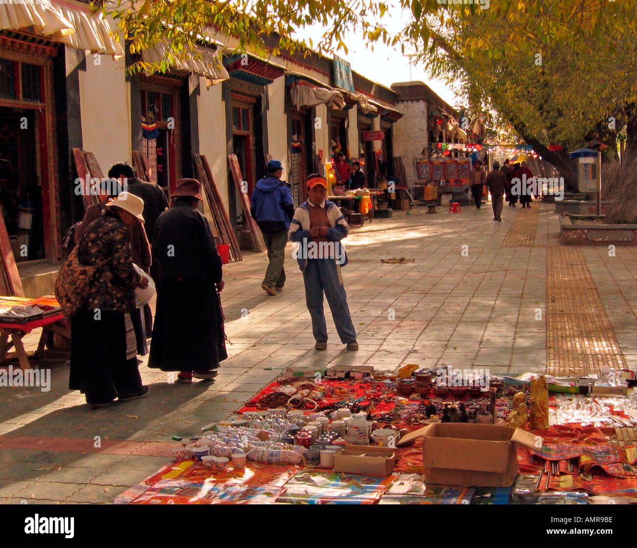 Geschäften und Marktständen in der Nähe von Tashilhunpo Kloster Shigatse Tibet Stockfoto