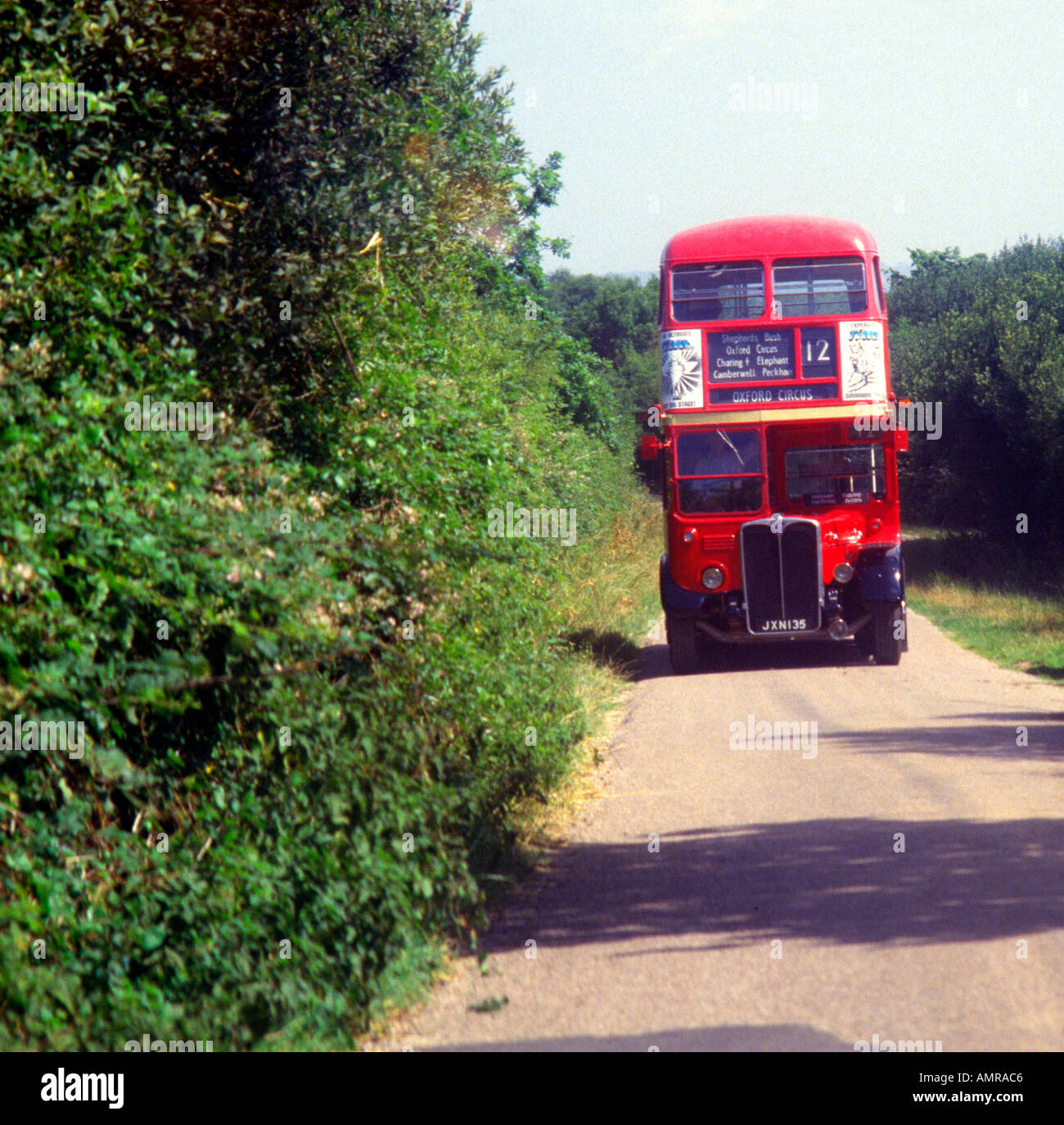 Alten roten Londoner Bus in Feldweg Dorset-England Stockfoto