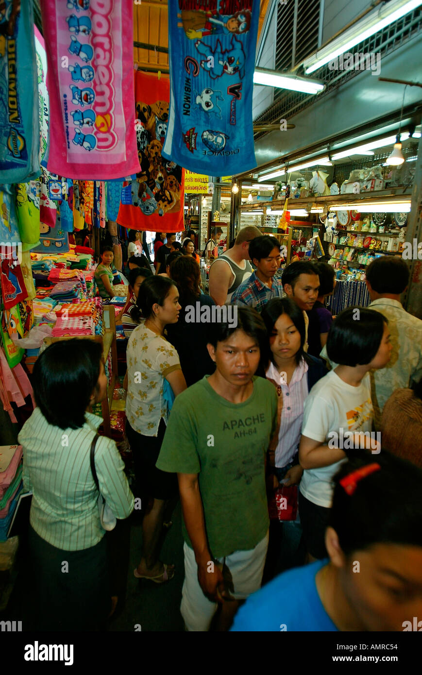 Shopping für Schnäppchen Chatuchak-Wochenendmarkt Bangkok Thailand Stockfoto