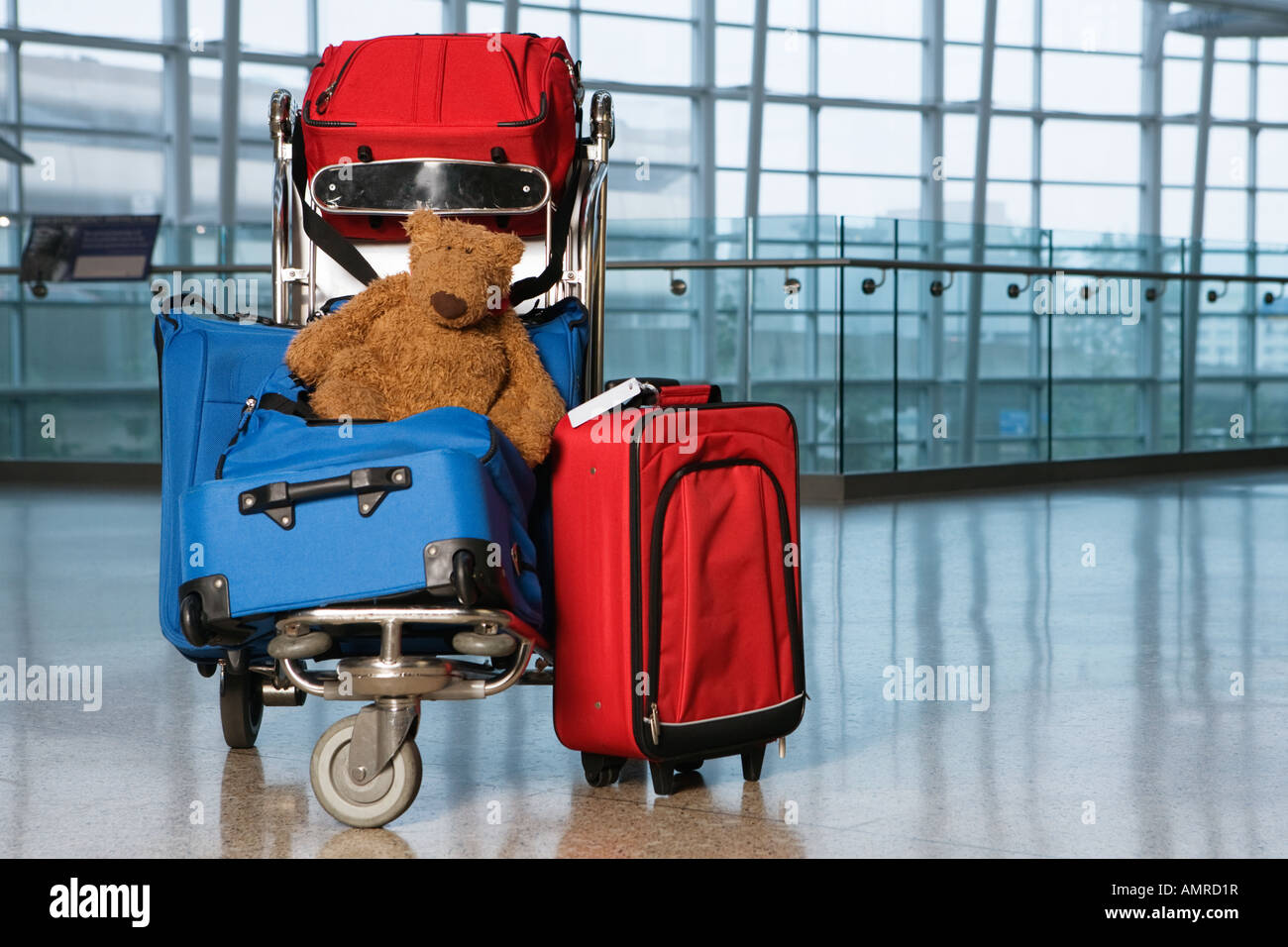 Koffer und Teddybär auf Gepäckwagen Stockfotografie - Alamy