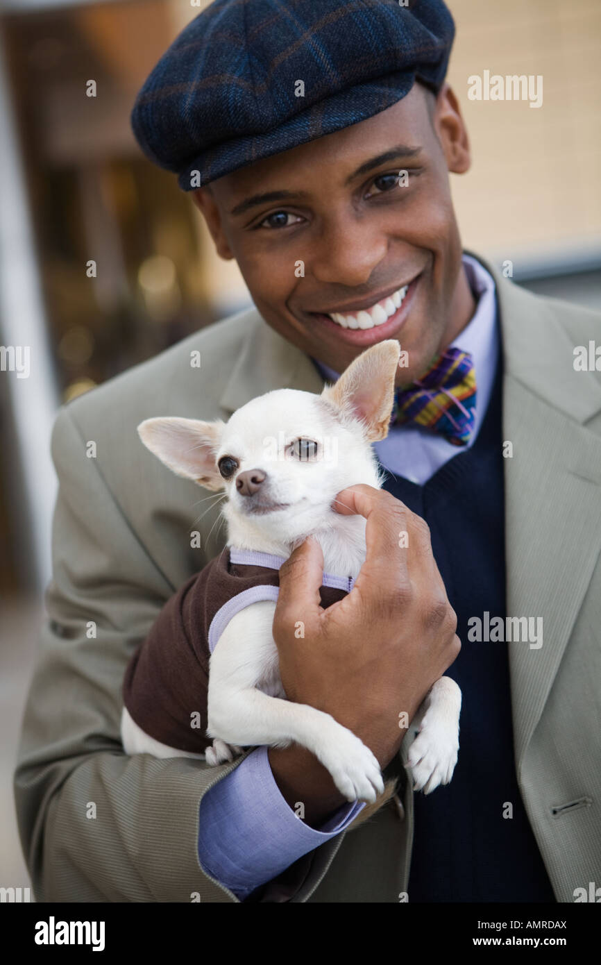 Afrikanischer Mann Betrieb kleiner Hund Stockfoto