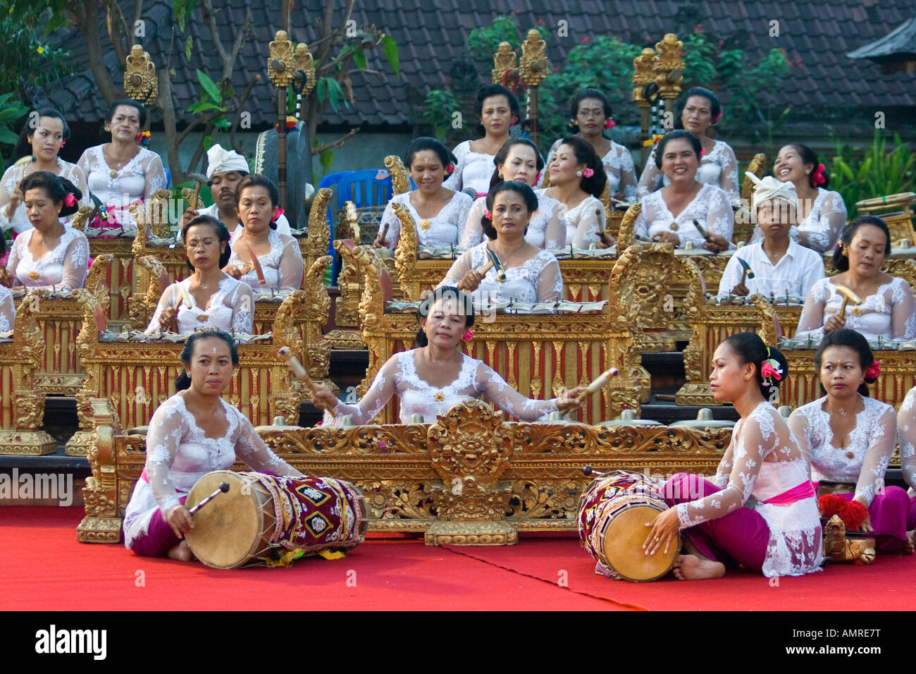 Frauen Gamelan Orchester Puri Taman Saraswati oder Wasserpalast Ubud Bali Indonesien Stockfoto