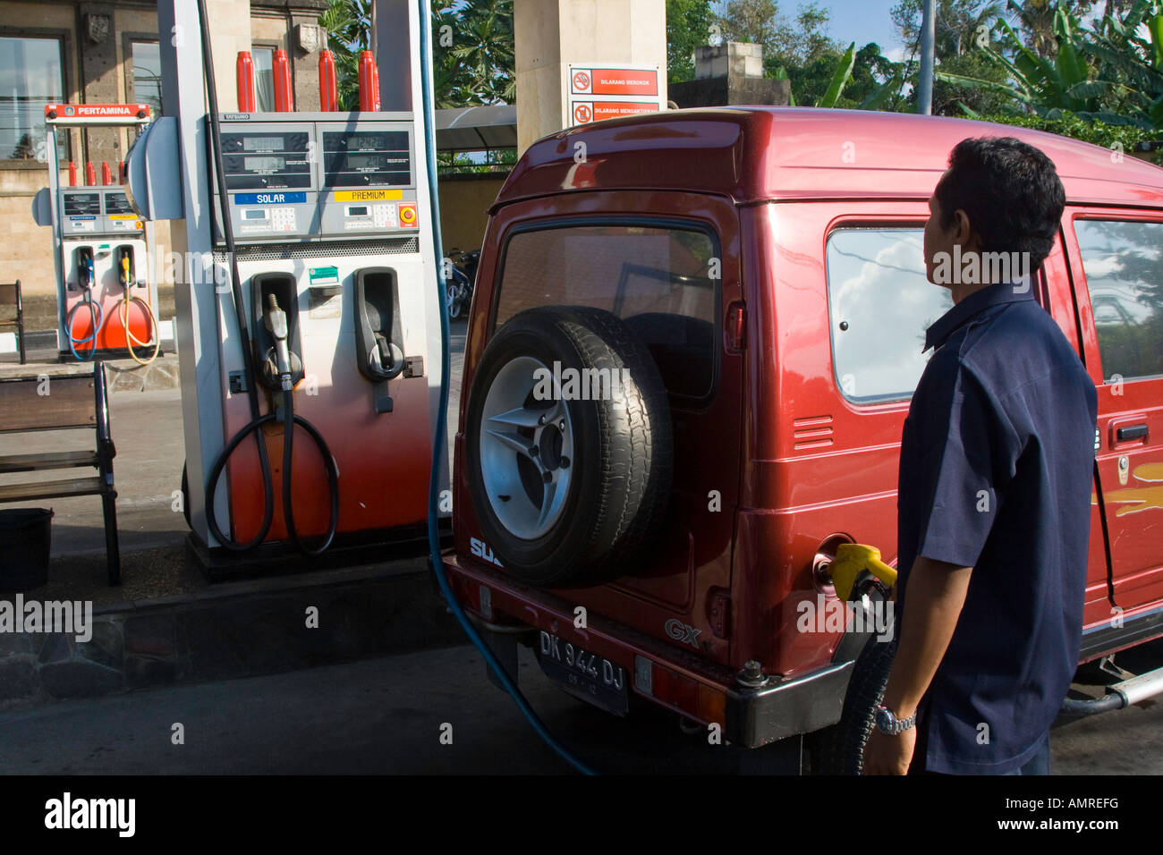 Jeep füllt sich mit Benzin an einer Preimum Tankstelle Bali-Indonesien Stockfoto