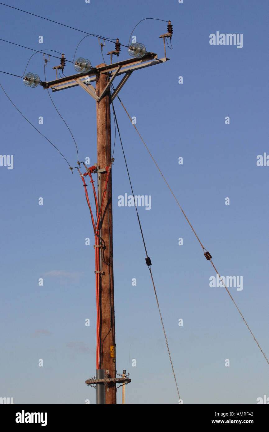 Telegrafenmast Drähte Kommunikation Telefonleitung macht Stromkabel Stockfoto